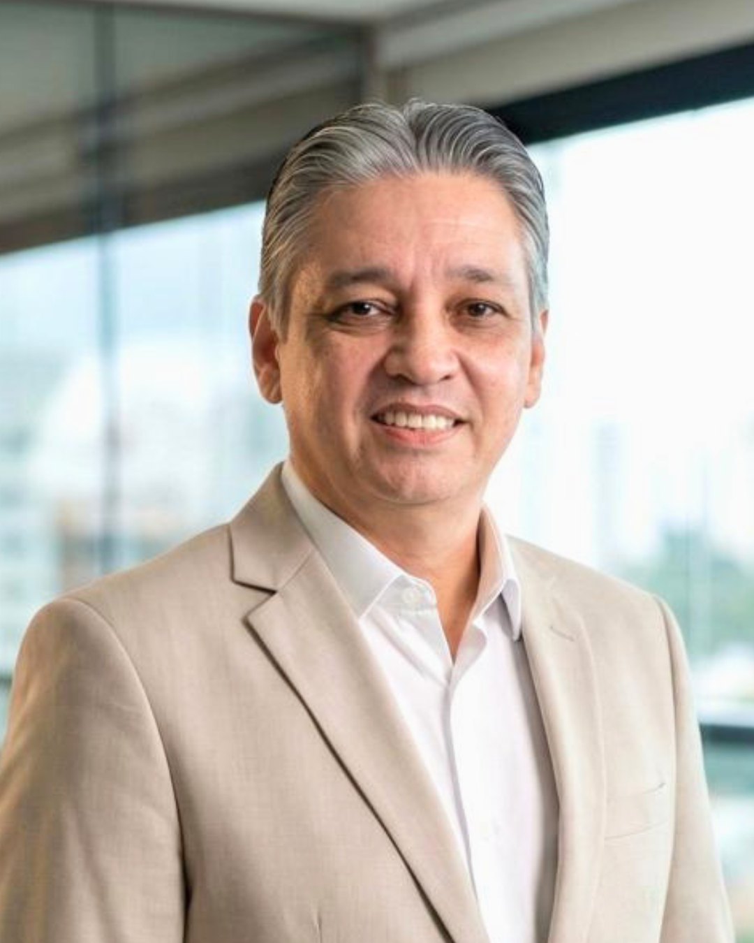 Emerson Melgarejo em escritório executivo